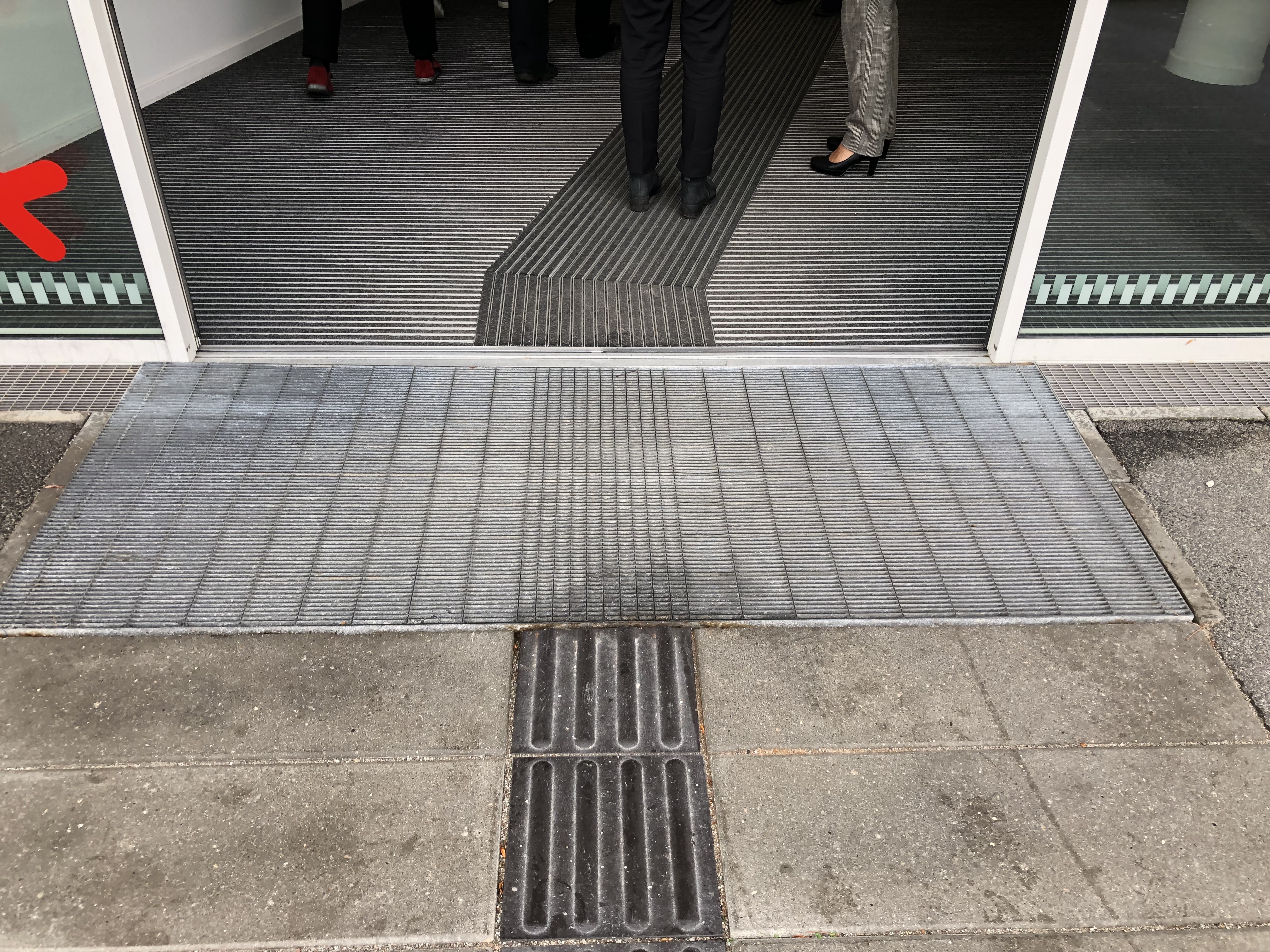 Entrè med automatiska dörrar