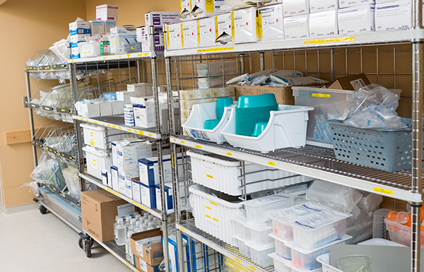 Förrådshyllor med sjukvårdsmaterial